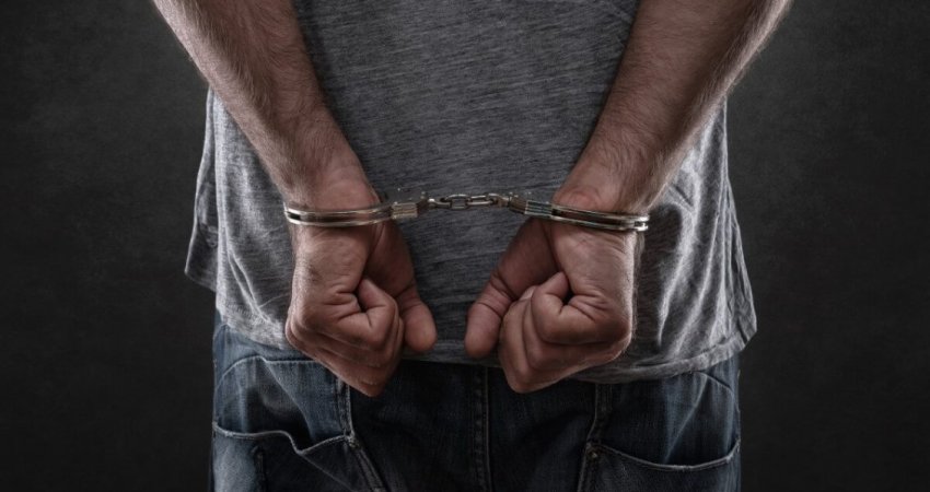 Arrestohet një 39-vjeçar në Ferizaj, policia ia gjen armën me 11 fishekë