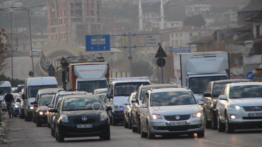 Devijohet qarkullimi i mjeteve në Astir, trafik për dy muaj me radhë
