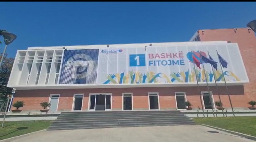 'Bashkë Fitojmë'/ Selia e PD vishet me logon e koalicionit