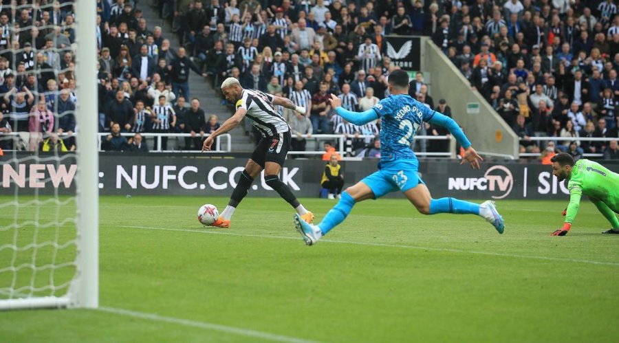 Newcastle i papërmbajtshëm ndaj Tottenhamit, shënon 5 gola për 20 minuta
