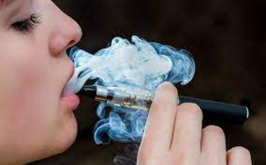 ‘Po mbytem prej 9 muajsh’, ylli i TikTok-ut tregon problemet e rënda që i shkaktoi cigarja elektronike