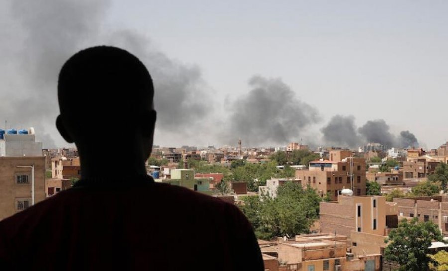 Sudan/ Sulmohet autokolona franceze, plagoset një person