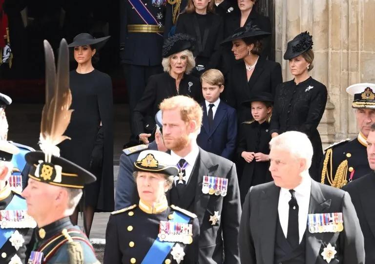Shumë surpriza të pakëndshme e presin Princ Harryn në ceremoninë e kurorëzimit të babait të tij 