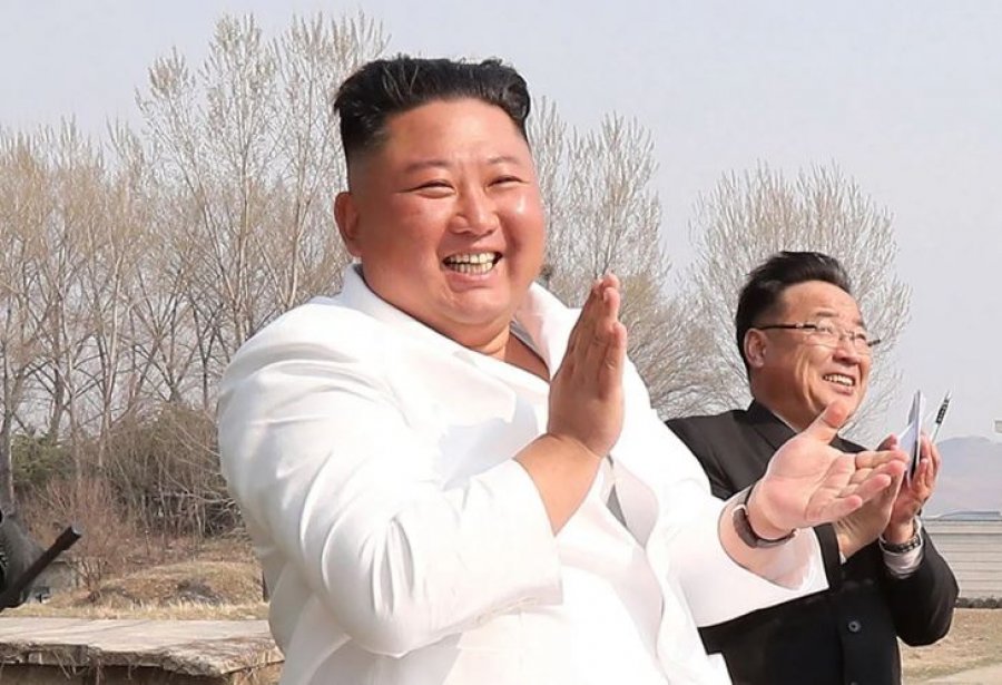 Kim Jong Un ndjek gjysmëfinalen e FA Cup, diktatori i Koresë së Veriut bëri tifo për…