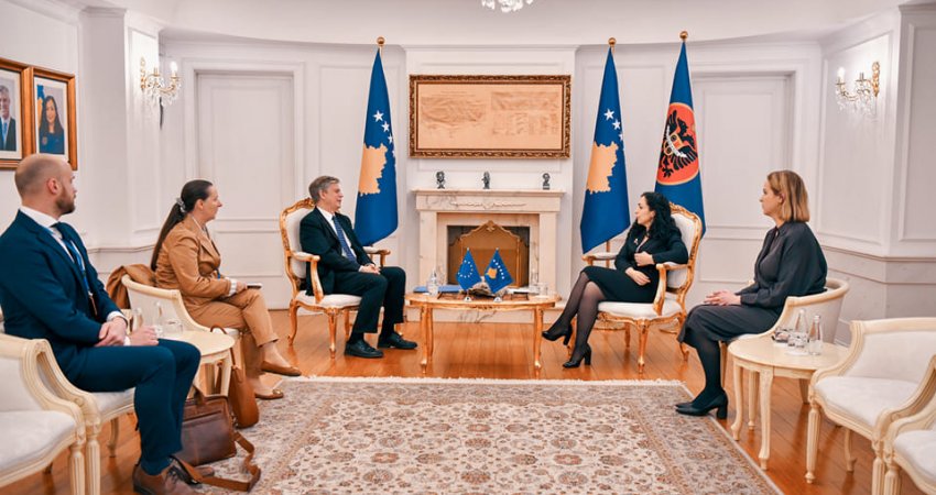 Presidentja pret shefin e EULEX-it: Serbia vazhdon me ndërhyrje të paligjshme në Kosovë