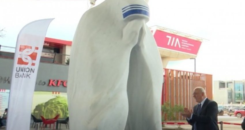 Përurohet monumenti “Nënë Tereza”, Shima e sjell në Aeroportin e Rinasit