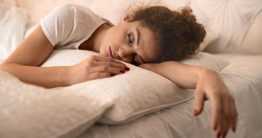 Studimi i fundit tregon se gjatë cilës stinë njerëzit kanë nevojë për më shumë gjumë