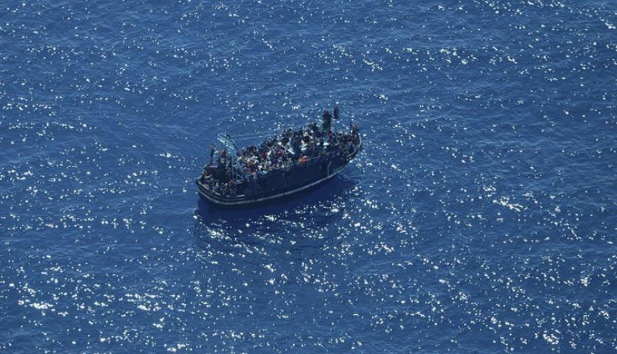 Dy anije me emigrantë mbyten pranë Tunisit, të paktën 70 të vdekur
