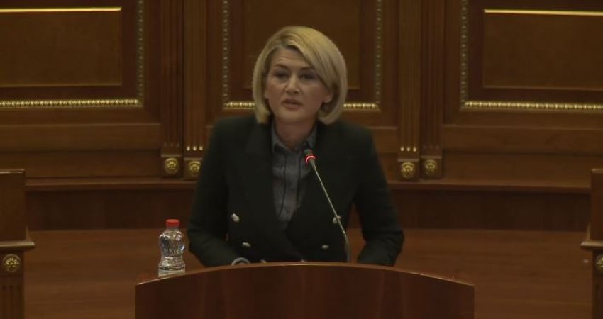 Kusari-Lila ironizon opozitën: Bëni mocion që Nagip Krasniqi me duar të lidhura të sillet në Kuvend për të raportuar