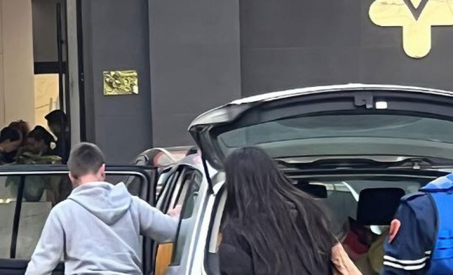 FOTOT/ Sulmohet Zhaklin Lekatari, i thyejnë xhamat e makinës gjatë natës në parking