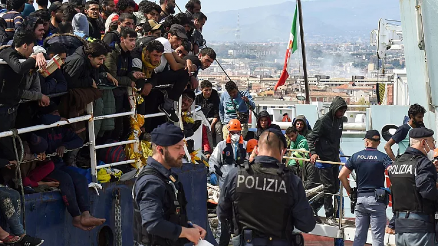 Holanda bllokon kthimin e emigrantëve në Itali: Po përballen me shkelje të të drejtave të njeriut
