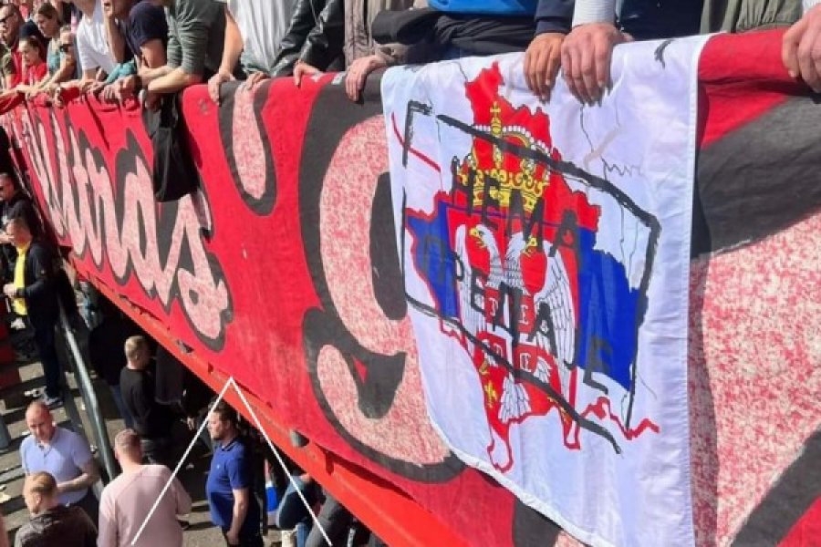 'Kosova është Serbi'/ Skandal në kampionatin holandez, gjesti i shëmtuar i tifozëve të Twentes 