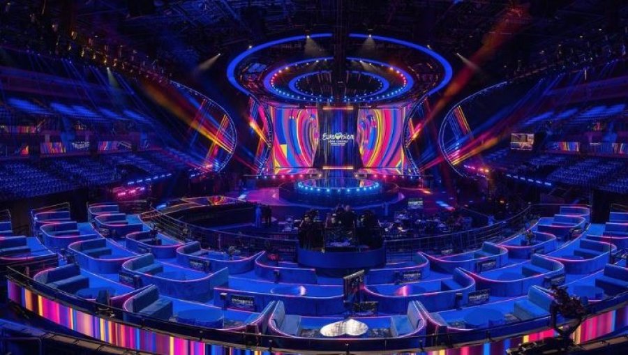 VIDEO/ Mbreti Charles dhe Camilla ndezin dritat e skenës së Eurovizionit