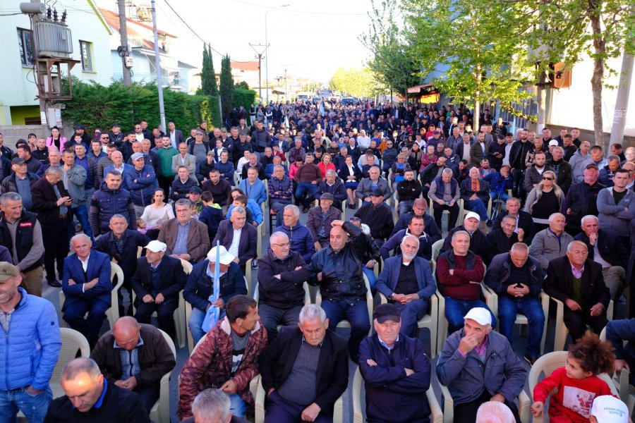 FOTO/ Demokratët e Valiasit pritje entuziaste për Berishën