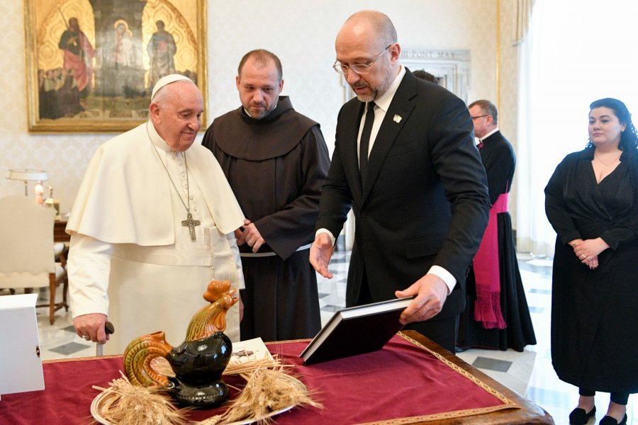 Ukraina fton Papën për vizitë, të ndihmojë për fëmijët e dëbuar në Rusi