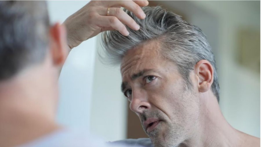 Shkencëtarët zbulojnë arsyen pse flokët thinjen ndërsa plakemi