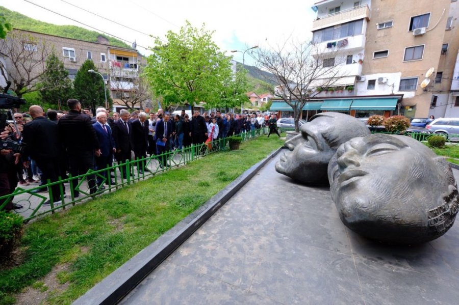 Berisha, homazhe në memorialin e poetëve Vilson Blloshmi dhe Genc Leka