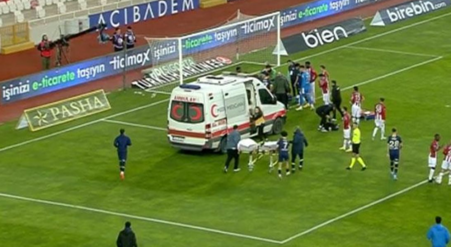 VIDEO/ Momente paniku në fushën e blertë, përplasje fatale kokë më kokë mes portierit dhe sulmuesit