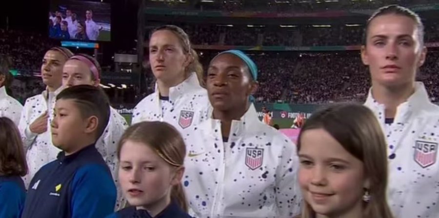 Botërori i Femrave/ Futbollistet e Amerikës refuzojnë të këndojnë himnin kombëtar
