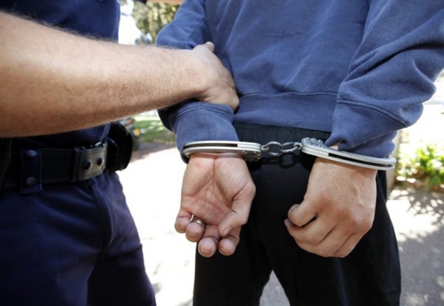 Goditi me kosore vëllain dhe mbesën e tij, arrestohet 59-vjeçari në Dukat