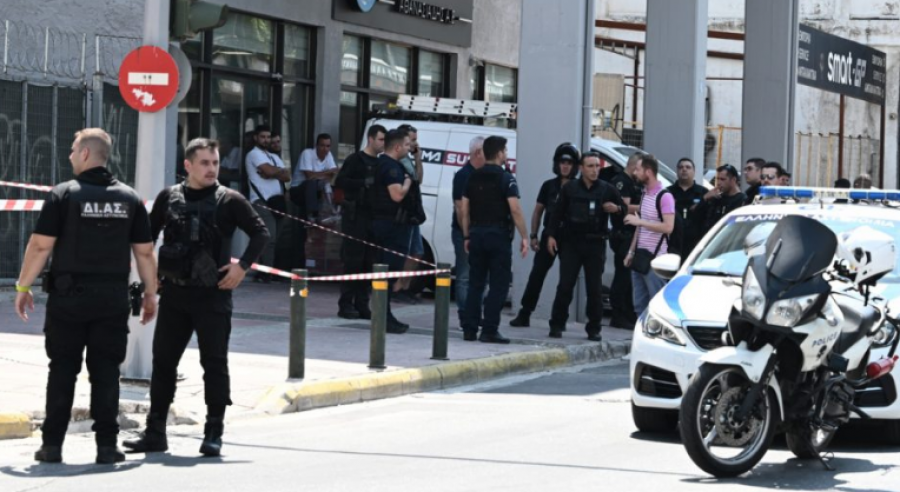 VIDEO/ Shqiptari tenton të grabisë bankën në Athinë, plagoset nga policia
