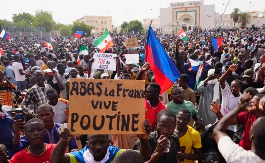 Qytetarët e huaj evakuohen nga Nigeri, pas rritjes së tensioneve nga puçi
