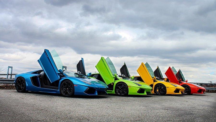 Lamborghini feston 60 vjetorin mes ngjyrave të larmishme dhe teknologjisë