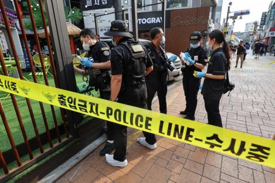 Ngjarje e rëndë në Seul, burri hyn me thikë në një dyqan dhe vret një person dhe plagos 13 të tjerë