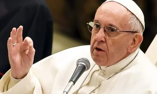 Papa Françesku thirrje të rinjve shqiptarë mos braktisin vendin