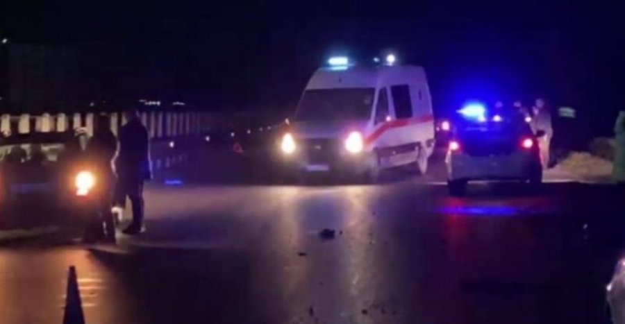 Bllokohet autostrada Tiranë-Durrës, makina përplas këmbësorin