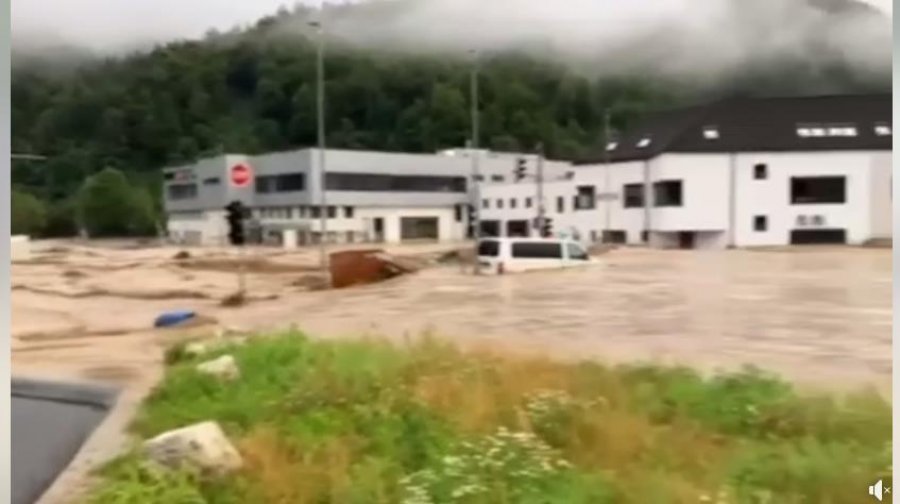VIDOE/ Sllovenia nën pushtetin e ujit, paralajmërim i kuq në shumë zona 