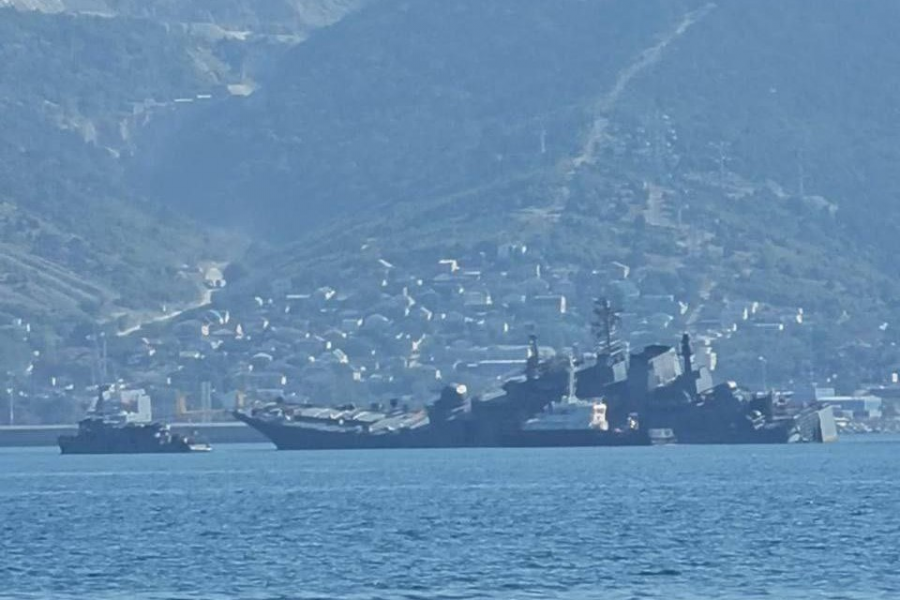 VIDEO/ Anija e dëmtuar e marinës ruse tërhiqet në portin e Detit të Zi pasi Moska raportoi sulmin me dron 
