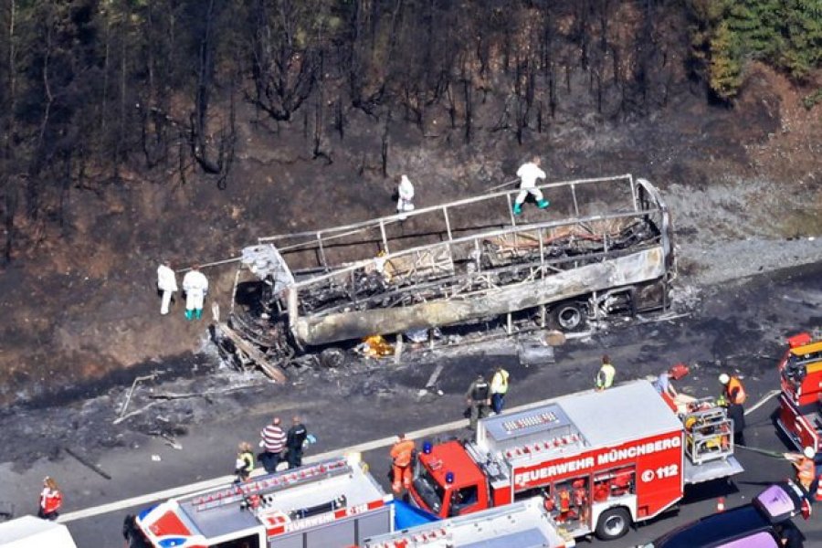 Të paktën 18 të plagosur pas rrëzimit të një autobusi turistik austriak në Gjermani