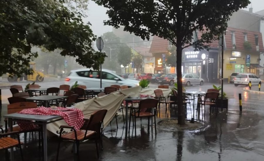 Beogradi goditet nga një stuhi breshri