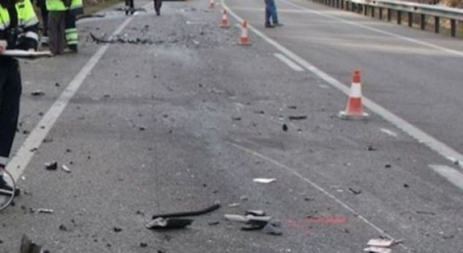 Humbi kontrollin e makinës dhe u përplas me mbrojtësen metalike në autostradën Elbasan-Tiranë, lëndohet shoferi
