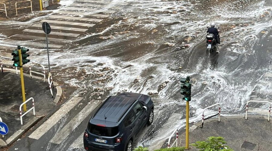VIDEO/ Çfarë po ndodh në Romë? Shihet shkumë e bardhë në rrugë pas shiut