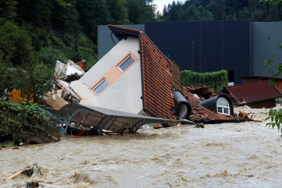 Përmbytjet/ Pamje të frikshme nga Sllovenia, shumë vende kërcënohen dhe nga rrëshqitjet e dheut