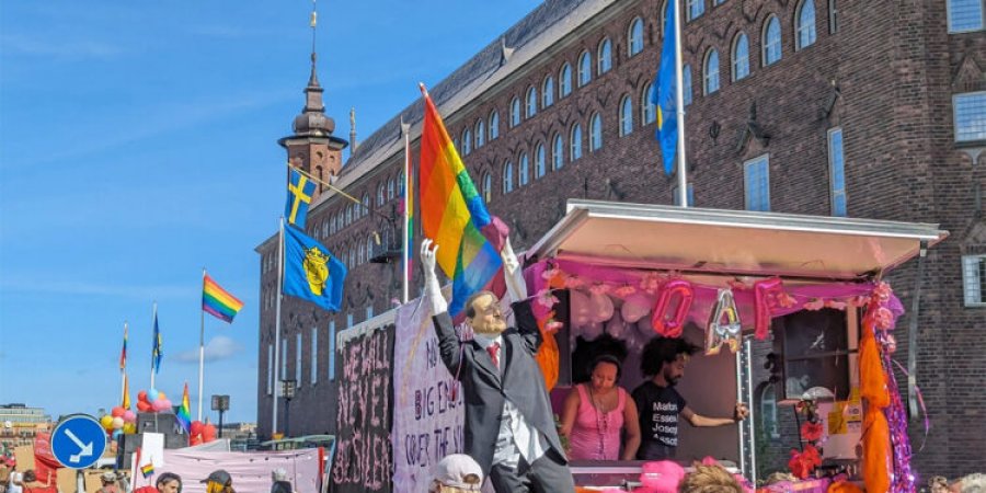 Erdogan me flamurin e LGBTI rrugëve të Stokholmit, rindizet konflikti Turqi-Suedi