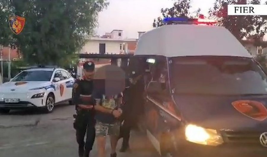 Lëvizte i dehur dhe me kallashnikov me vete, në qendër të Libofshës, arrestohet 40-vjeçari