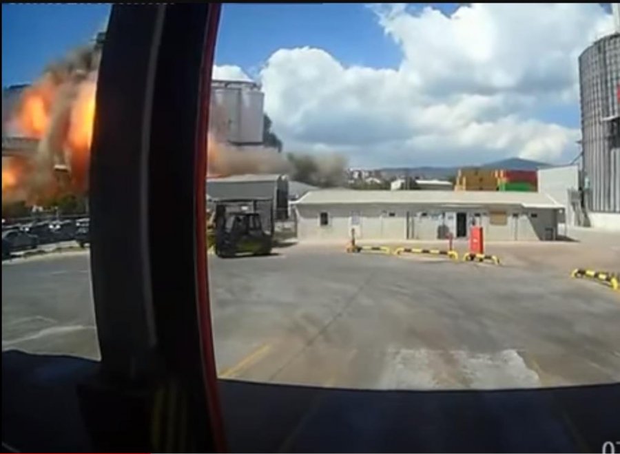 VIDEO/ Ky është momenti i shpërthimit të fuqishëm në një port në Turqi