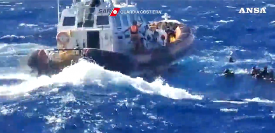 Dy varka me emigrantë nga Afrika mbyten pranë ishullit italian, 30 të zhdukur në det