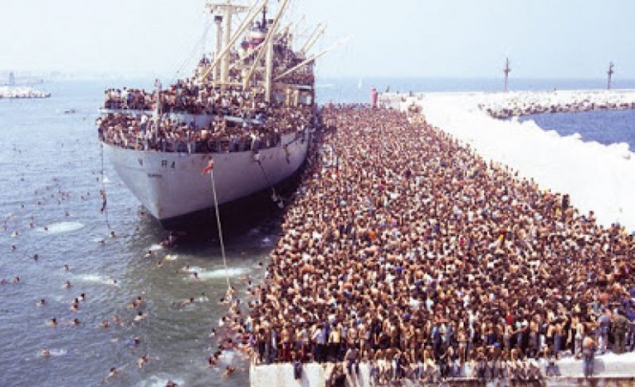 Eksodi i 8 gushtit 1991, mijëra shqiptarë u nisën drejt Italisë me anijen 'Vlora'