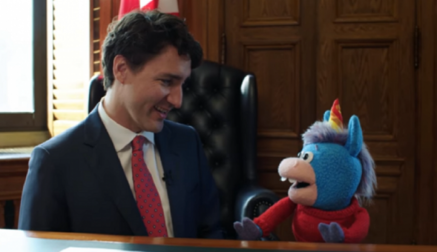 FOTO/ Pasi la gruan, kryeministri kanadez bën këtë veprim