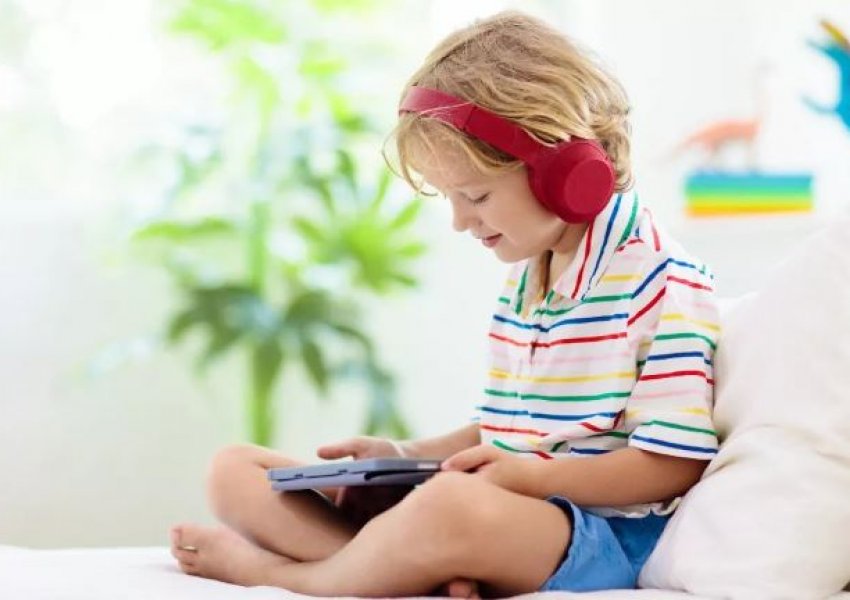 Qëndrimi i fëmijëve para ekranit gjatë gjithë ditës, ekspertët japin alarmin: Përforcon ankthin...