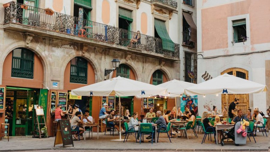 Pse restorantet në Barcelonë nuk po i lejojnë njerëzit të ulen vetëm në tavolinë?