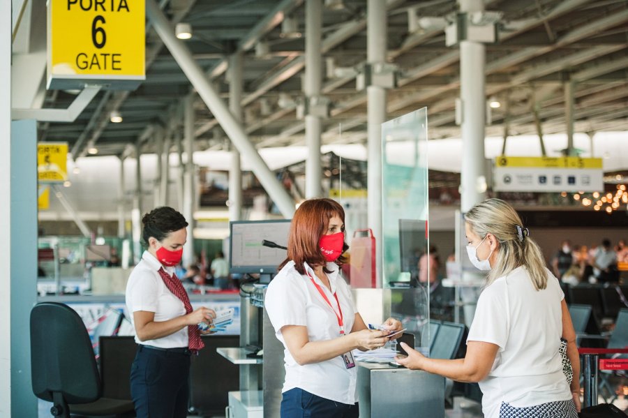 Aeroporti i Rinasit u kërkon pasagjerëve të vijnë 3 orë para nisjes së avionit