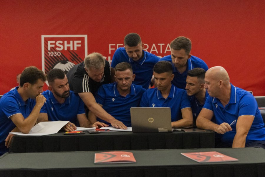 Instruktori i FIFA-s vlerëson arbitrat shqiptar: Janë të etur për t’u zhvilluar më tej
