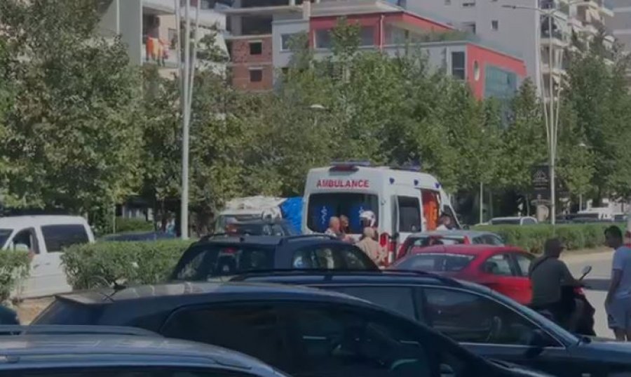 Makina përplas 60-vjeçarin te vizat e bardha në Vlorë, transportohet në spital