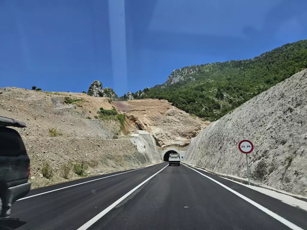Kardhiq-Delvinë/ 4.6 milionë € për 1 km rrugë pa skarpata