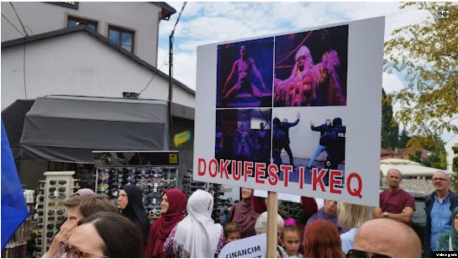 Protestë kundër një shfaqjeje në festivalin Dokufest në Prizren – sulmohet një ekip gazetarësh
